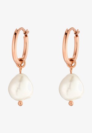 Roséguld hoops med en tekstureret, uregelmæssig hvid perledrop, der har en lille sfærisk detalje under perlen.