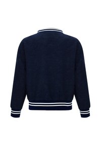 Granatowa kurtka bomberka z fakturowanej tkaniny, białe paski na mankietach i dolnym brzegu oraz prążkowany kołnierz. Prosty design, bez widocznych zapięć.