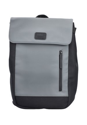 Sac à dos rectangulaire gris et noir avec un rabat frontal et une poche zippée verticale sur fond blanc.