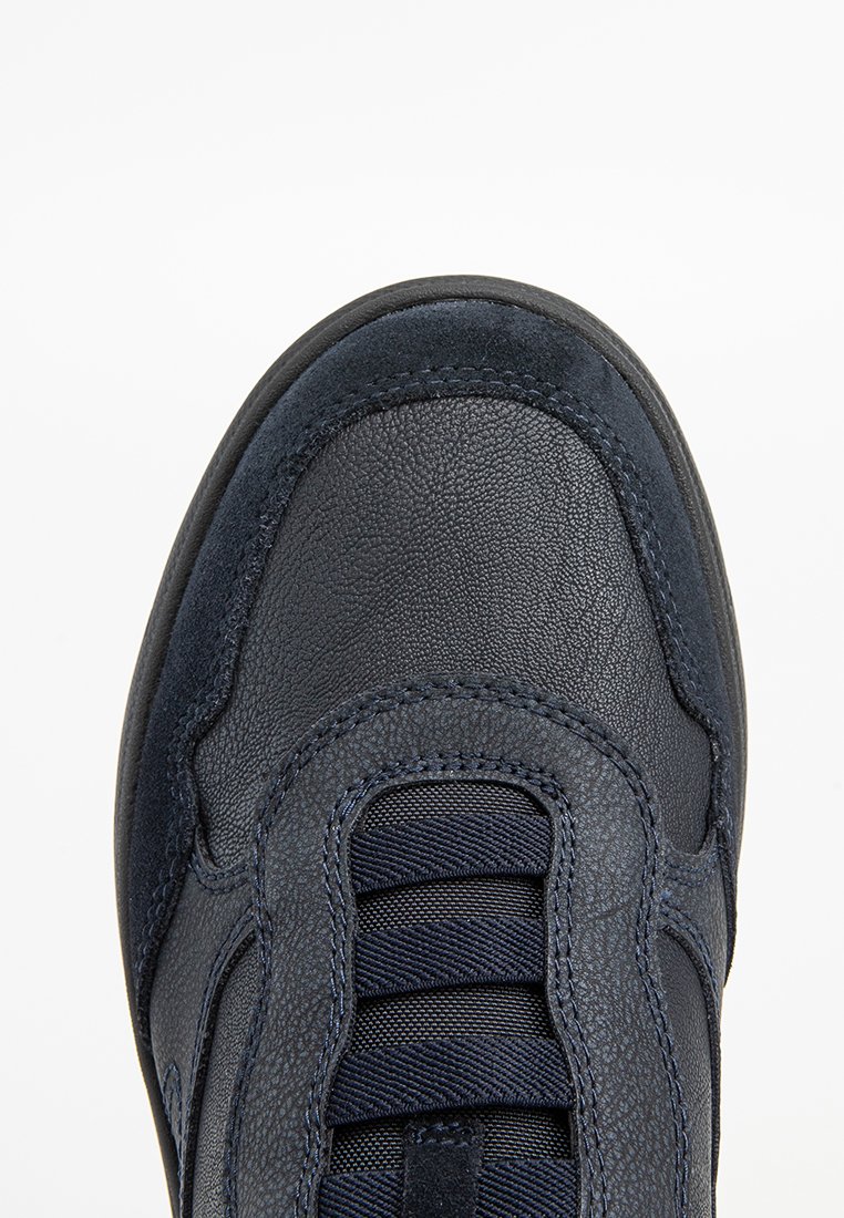 Sneaker blu navy realizzato con una combinazione di pelle liscia e tessuto testurizzato, con punta rotonda e design con lacci elastici per una facile calzata.