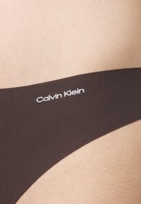 Calvin Klein Underwear THONG INVISIBLES MICROFIBER - String - woodland