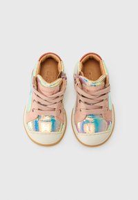 Baskets holographiques avec des accents en cuir rose, semelles en caoutchouc et un design à lacets, dotées d'une fermeture éclair sur le côté et d'une doublure intérieure douce.