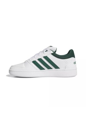 Zapatilla blanca de caña baja con rayas verde oscuro, cuello acolchado verde y cordones blancos sobre una suela blanca, mostrada de perfil lateral.