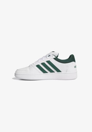 Sneaker bassa bianca con strisce verde scuro, collo imbottito verde e lacci bianchi su suola bianca, mostrata in profilo laterale.