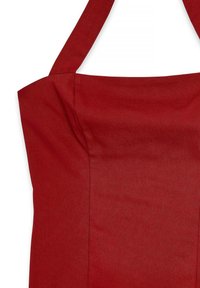 Gros plan sur une robe rouge sans manches avec de larges bretelles et un décolleté carré.