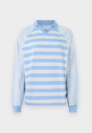 Μακρυμάνικο πόλο μπλουζάκι με ανοιχτό γαλάζιο και λευκές ρίγες, με V-λαιμόκοψη, ριμπ γιακά και ελαστικά μανσέτα. Απλός σχεδιασμός και βαμβακερό υλικό.