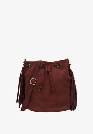 Bordeaux suède emmer tasje met trekkoordsluiting, franjes en een verstelbare schouderband. Ronde vorm en zachte textuur.