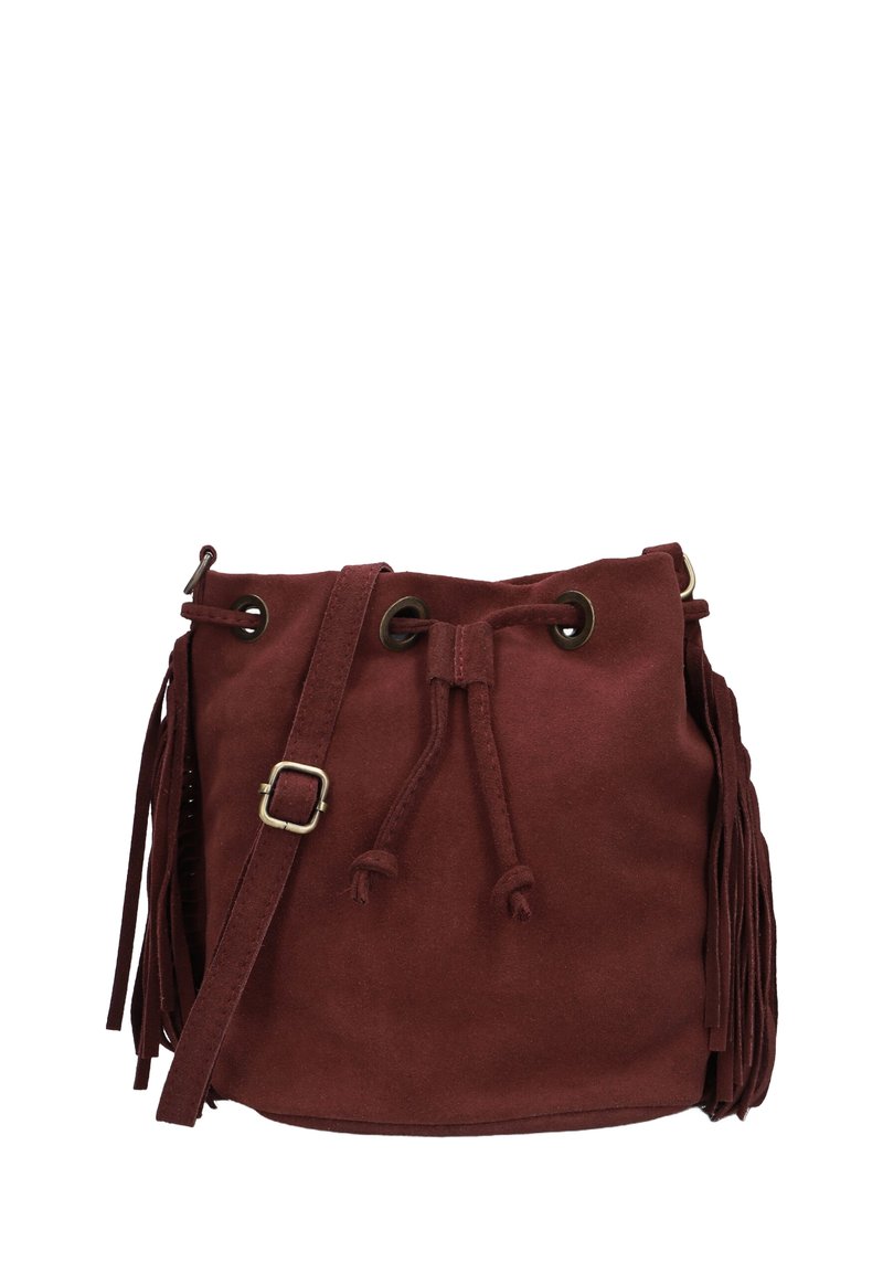 Bordeaux suède emmer tasje met trekkoordsluiting, franjes en een verstelbare schouderband. Ronde vorm en zachte textuur.