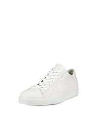 Sneaker bianco con punta in pelle liscia e lati texture, decorata con un motivo sottile, lacci piatti e suola in gomma.