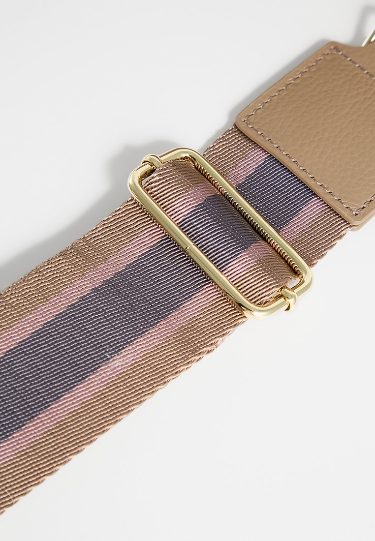 Verstellbarer Riemen mit einer metallisch goldenen Schnalle, hergestellt aus gewebtem Stoff in Brauntönen, Flieder und Marineblau, mit einem strukturierten Lederakzent.