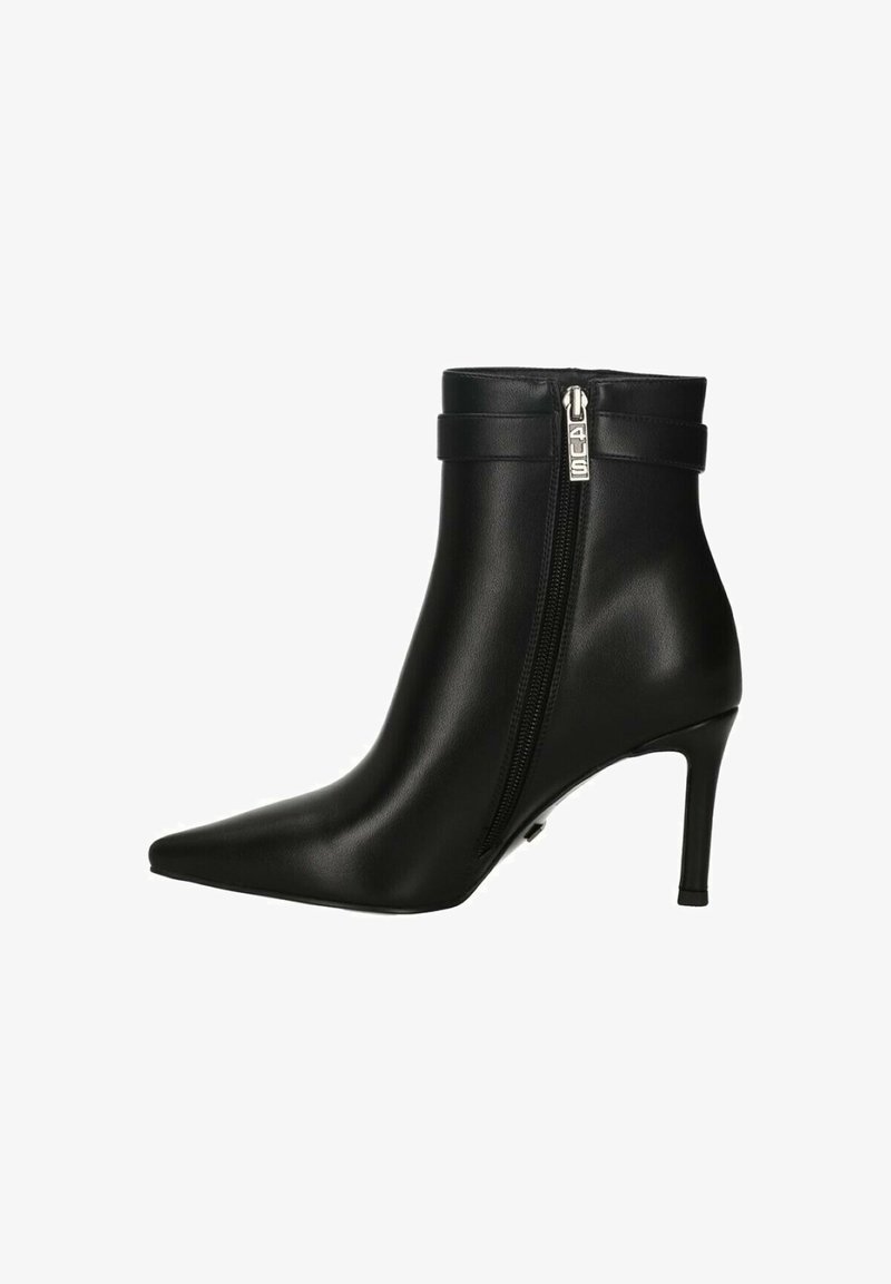 Stivaletti alla caviglia in pelle nera con punta appuntita, tacco alto sottile e cerniera decorativa sul lato. Presentano una texture liscia e un design aderente.