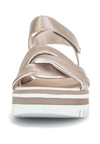 Sandalo wedge metallico d'oro con cinturini incrociati, finitura testurizzata, suola in gomma bianca e design a strati in taupe e bianco.