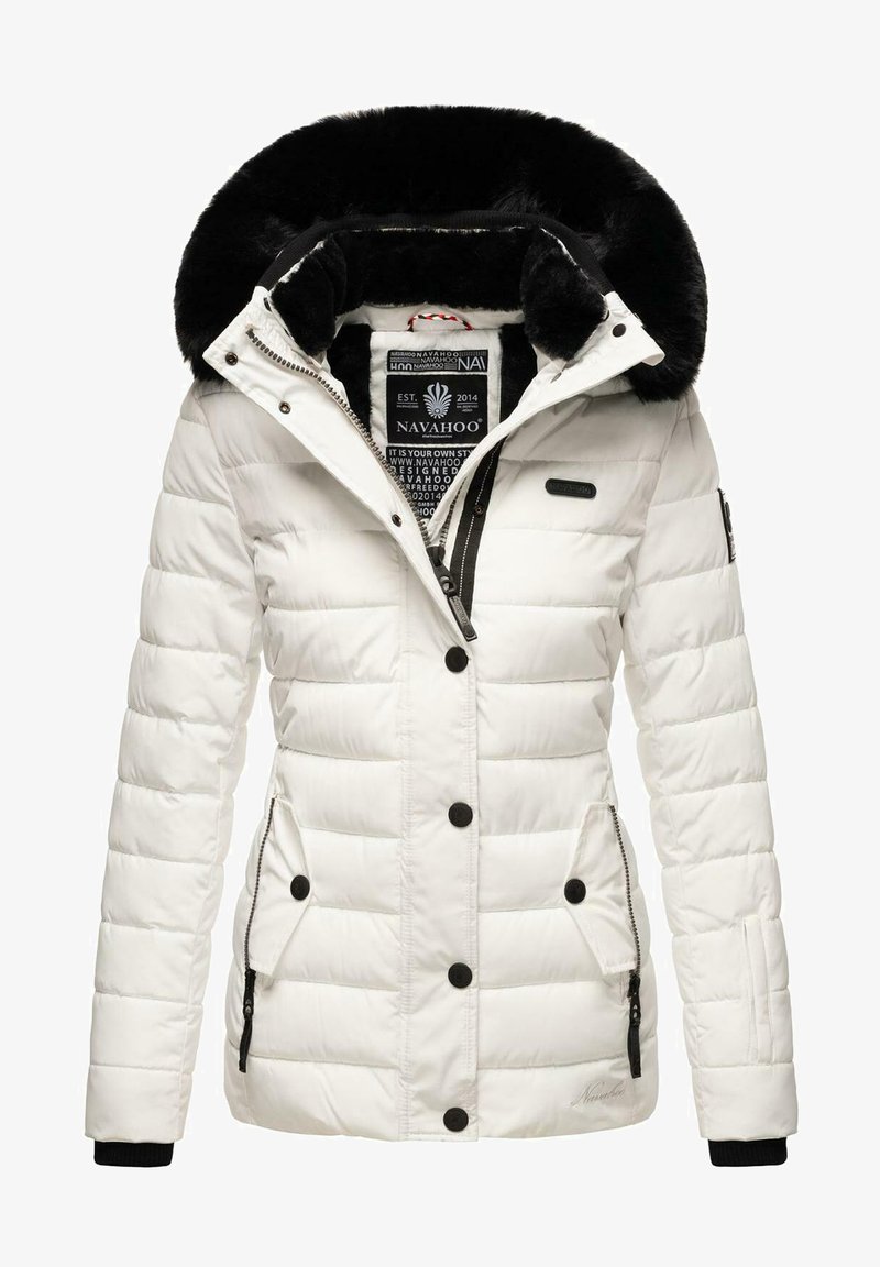 Giubbotto bianco imbottito con cappuccio in pelliccia sintetica. Presenta un design trapuntato, chiusure con zip e bottoni, e tasche laterali. Accenti neri sui polsini.