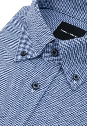 Niebieska i biała mała w kratkę koszula z długim rękawem, z kołnierzykiem zapinanym na guziki i czarnymi guzikami, z logo marki widocznym wewnątrz kołnierzyka.