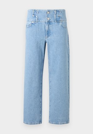 Jean bleu clair à taille haute, coupe droite, avec double bouton à l'avant et passants pour ceinture, sur un fond uni.