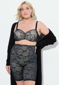 Svart spets-bh och högmidjade shorts med rosormönster. Har justerbara axelband, blommönster och scallopad spetskant längs shortsen.