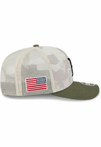 Tarnfarbenes Baseballcap mit einem Mesh-Rücken, olivgrünem Schirm und einem Seitenpatch mit der amerikanischen Flagge. Strukturiertes Design, leichte Textur.