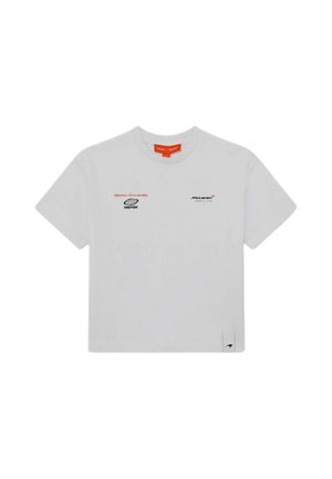 Hvid T-shirt med korte ærmer og rund hals med McLaren-logoer og lille tekst på brystet samt en lille logo-tag i nederste kant.