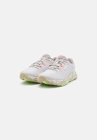 Scarpe da ginnastica bianche con accenti grigi, parte superiore in rete, dettagli arancioni, suola testurizzata in tan e verde, con un design imbottito per il comfort.