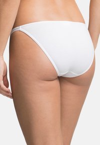 Mutande bikini bianche in cotone con un design a vita bassa, sottili fasce laterali e finitura senza cuciture. Tessuto testurizzato per comfort e vestibilità.