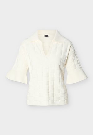 Λευκό πλεκτό τοπ με υφή, κοντά φουσκωτά μανίκια, ανοιχτό γιακά πόλο και v-λάрязκο λαιμόκοψη.