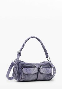 Fioletowa skórzana torba z plecioną rączką, dwoma przednimi kieszeniami na zamek błyskawiczny i odpinanym paskiem z srebrnymi akcentami. Gładkie i teksturowane wykończenie.