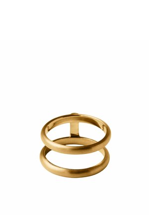 Anillo de doble banda de color dorado con una pequeña barra horizontal que conecta las dos bandas circulares, mostrado sobre un fondo blanco.