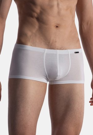 Weisse Baumwoll-Boxershorts mit einer engen Passform, ausgestattet mit einem Bund, der ein kleines schwarzes Logoschild trägt. Weiche Textur, glatte Oberfläche.