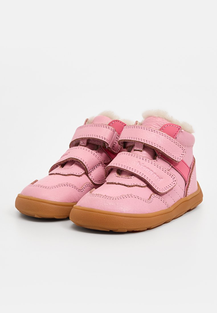 Rosa Lederschuhe mit einem weichen Innenraum, ausgestattet mit zwei Klettverschlüssen und einer braunen Gummisohle, die für Komfort und Benutzerfreundlichkeit konzipiert sind.