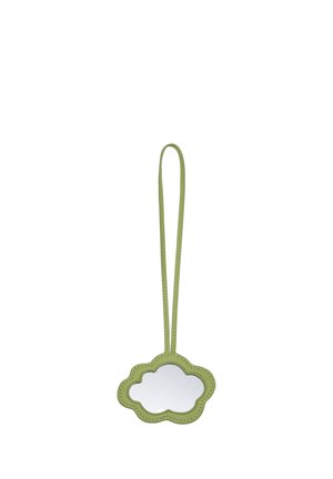 Petit miroir en forme de nuage avec cadre en cuir vert et sangle assortie pour le suspendre ou le porter.