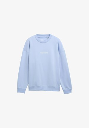 Sudadera azul claro con cuello redondo, hombros caídos y puños acanalados. Cuenta con un pequeño logo blanco en el frente. Tejido suave.