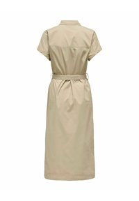 Beige jurk tot op de knie met korte mouwen, een kraag en een bijpassende riem gestrikt in de taille, gezien van achteren.