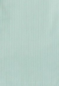 Tela texturizada de color azul claro con un patrón de rayas verticales, superficie suave y un tacto blando, adecuada para aplicaciones de ropa o tapicería.