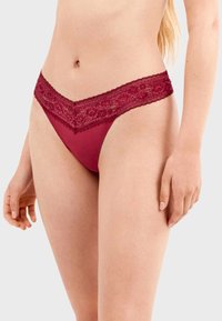 Tanga burdeos con una cinturilla de encaje, que presenta patrones florales. Suave tela y lados estrechos mejoran la comodidad y el ajuste.