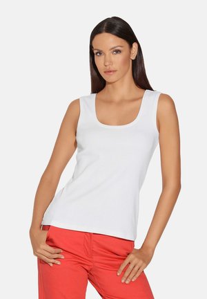 Witte tanktop van ribstop met een ronde halslijn, gecombineerd met rode broek, met een ontspannen pasvorm en zonder zichtbare patronen of accenten.