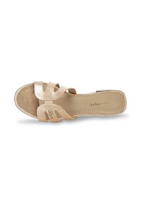 Sandal in tono oro con due ampie cinturini, area della punta testurizzata e una fodera interna liscia. Nome del marchio impresso sulla soletta.