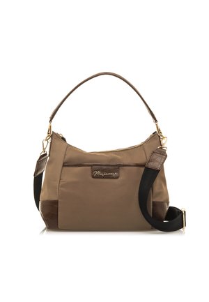 Borsa a mano in nylon marrone con manico curvo, accenti marroni testurizzati, hardware dorato, chiusura a zip e dettaglio del logo sulla parte anteriore.