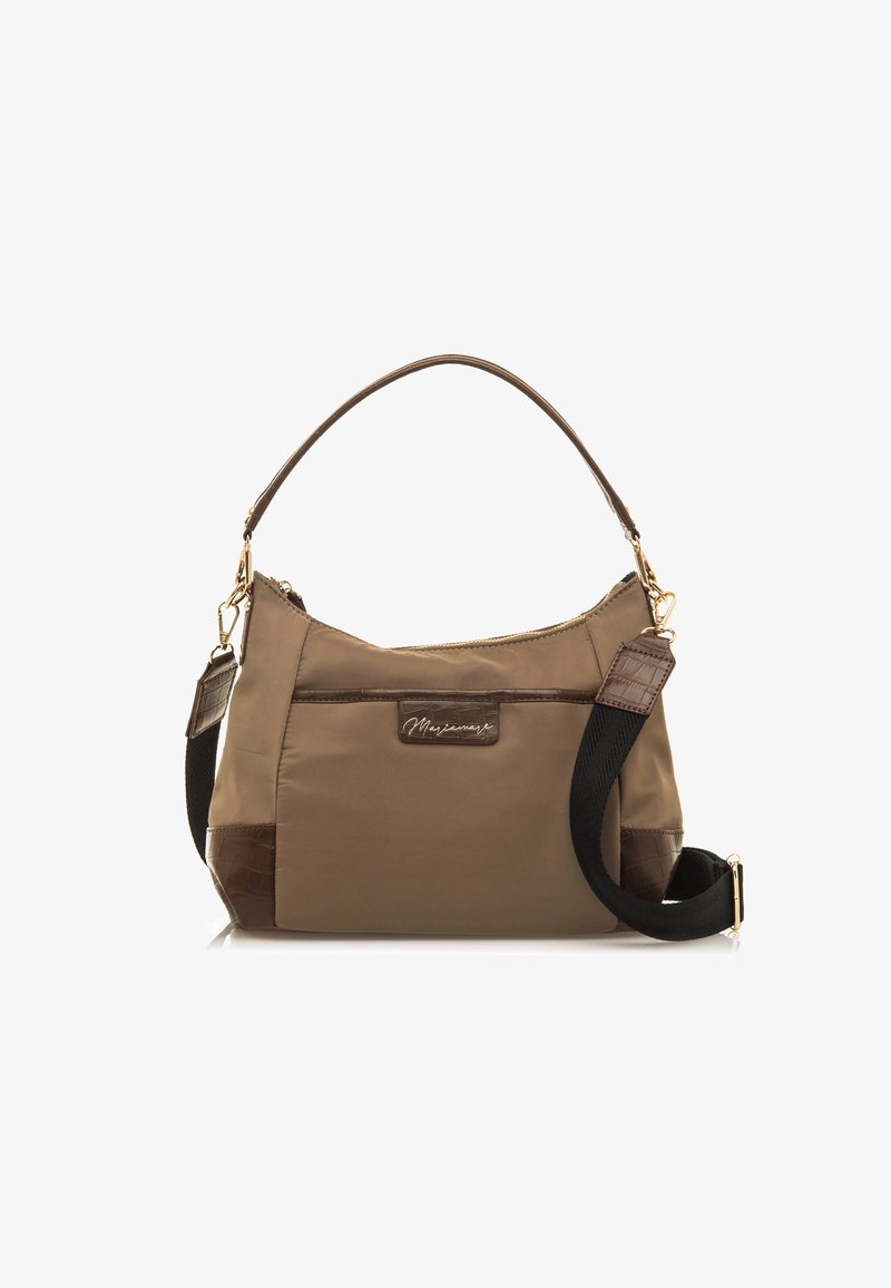 Bruine nylon handtas met een gebogen hengsel, getextureerde bruine accenten, gouden hardware, rits sluiting en logo detail aan de voorkant.