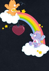 Dva pohádkoví medvědi sedí na oblacích poblíž duhy. Jeden medvěd je oranžový s květinami, druhý je fialový se hvězdným designem. Pod nimi visí srdce.