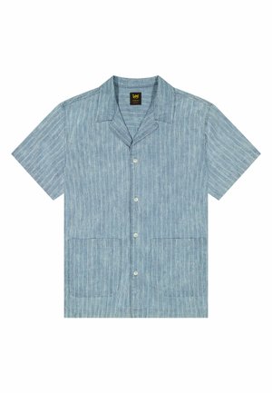 Lichtblauw overhemd met korte mouwen en knopen, met subtiele verticale strepen, een campkraag, twee klepzakken aan de voorkant en een Lee-merklabel aan de binnenkant van de kraag.