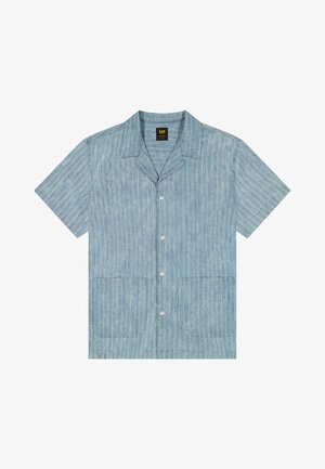 Lichtblauw overhemd met korte mouwen en knopen, met subtiele verticale strepen, een campkraag, twee klepzakken aan de voorkant en een Lee-merklabel aan de binnenkant van de kraag.