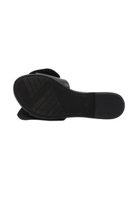 Zwarte sandaal met een glad leren bovenwerk en een profielrubberen zool met een zigzagpatroon voor grip. Geen zichtbare hardware.