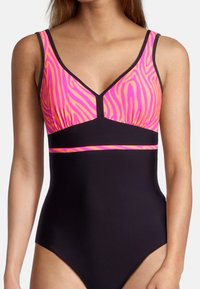 Eénstuk zwemkleding met een roze zebra print bovenstuk en een zwarte onderzijde. Het heeft brede bandjes en een V-halslijn met een contrasterende tailleband.
