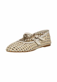 Zapato plano trenzado en tonos beige con patrones entrecruzados y punta afilada. Presenta un detalle de correa con hebilla y un diseño minimalista.