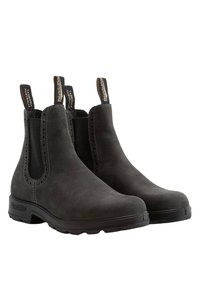 Zwarte leren Chelsea-boot met elastische zijkanten, een gestructureerde afwerking en trekriempjes met de merknaam op een bruine label.