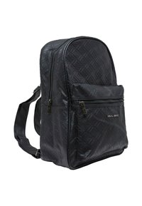 Sac à dos noir en matériau texturé, doté d'une forme arrondie, d'une poche avant zippée et de bretelles réglables. Accents matériels minimalistes.