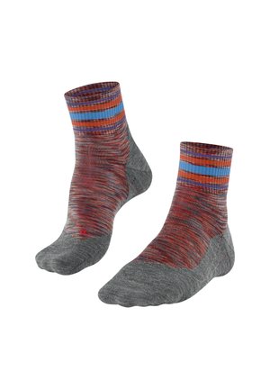 Paar Knöchelsocken mit grauen Sohlen und Zehen, mehrfarbig meliertem Körper und gestreiften Bündchen in Orange-, Blau- und Violetttönen.