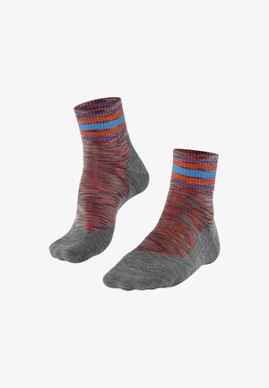 Paar Knöchelsocken mit grauen Sohlen und Zehen, mehrfarbig meliertem Körper und gestreiften Bündchen in Orange-, Blau- und Violetttönen.