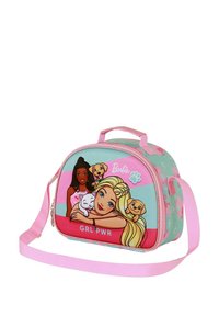 Bolso blando de temática Barbie, verde menta con acentos rosas, que presenta ilustraciones de dos chicas y mascotas, cierre con cremallera, correa ajustable, texto 'GRL PWR'.