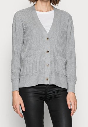Cardigan grigio a coste con scollatura a V, maniche lunghe e quattro bottoni sul davanti. Presenta due tasche anteriori e un design a maglia testurizzato.
